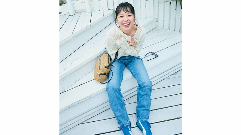 「ちょっぴり太めのワイドデニムが流行中♡!?」リラクシーなカーデと合わせた唯一無二の休日デニムコーデをご紹介