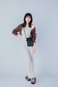 パンツ¥2,990、キャミソール¥1,990、シャツ¥2,990、バッグ¥1,990、靴¥2,990/UNIQLO