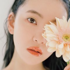 【to/oneでつくる♡】ピンクベージュ×グリーンの反対色でシャレ度高めのフラワーメイク