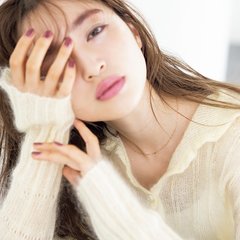 「鎖骨の色気をムンッと底上げ。」デコルテ見せで、秋冬も女っぽく魅せる服4選