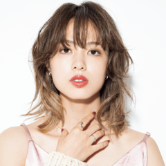 コレで可愛さ5割増し!?    流行のウルフヘアをもっとこなれて見せる方法って？