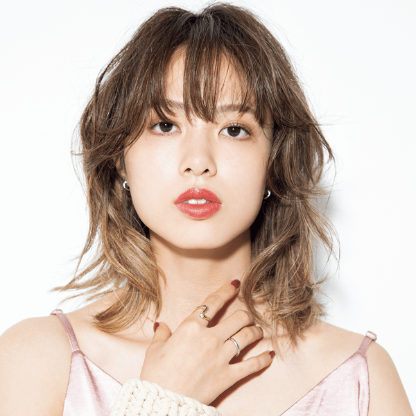 コレで可愛さ5割増し!?    流行のウルフヘアをもっとこなれて見せる方法って？