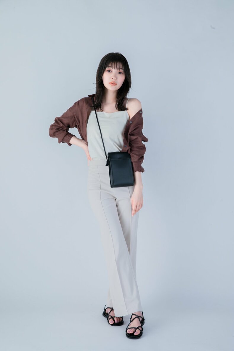 パンツ¥2,990、キャミソール¥1,990、シャツ¥2,990、バッグ¥1,990、靴¥2,990/UNIQLO