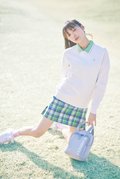 [ニットを着回し]シャツ￥20,900／ポロ ラルフ ローレン　スカート￥6,999／ティゴラ　ソックス￥2,200／ルコックスポルティフ ゴルフ　シューズ￥15,400／ニューバランス ゴルフ