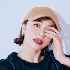 佐藤晴美×赤リップの破壊力!!!秋冬に着たい濃紺デニムと相性抜群のリップ３選