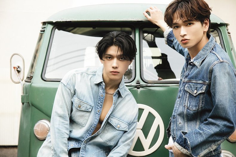 鈴木暁、南雲奨馬　ar5月号より　［鈴木さん分］Gジャン￥ 49,500、デニムパンツ￥ 33,000／ハバノス、靴￥ 35,200／ヨーク（ヘムト PR）　タンクトップ、ソ ックス／スタイリスト私 物　アクセサリー／本人 私物　［南雲さん分］シャ ツ￥38,500、パンツ￥ 39,600／リサウンドクロ ージング　靴￥39,600／ ヨーク（ヘムト PR）　ア クセサリー／本人私物