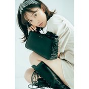 堀未央奈、ヘアバン姿でクラシカルな魅力を披露♡ ミニ丈×ブーツの着こなしにも悶絶