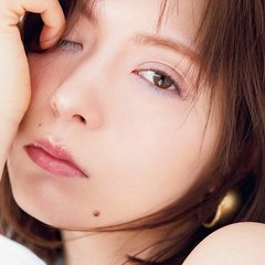 濃い色デニムには媚びない”ひんやりアイメイク”が鉄則♡ 八木アリサが魅せる【ブルーポイントメイク】HOW TO