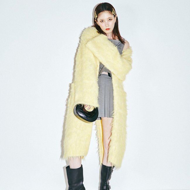 本田翼がお手本！「この冬は萌え袖ニットを味方につけて」さりげない肌見せで視線強奪♡女の子っぽさが一気にUPする【最新イエロー×グレーコーデ】