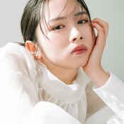 ”つよ肌メイク”って? 日向坂46・上村ひなのが魅せる【スキなし美マット肌】で強気なオトナ美人♡