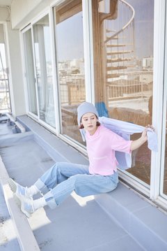 夏→秋の着こなしにぴったり♡　女っぽなピンク×ゆるデニムコーデ