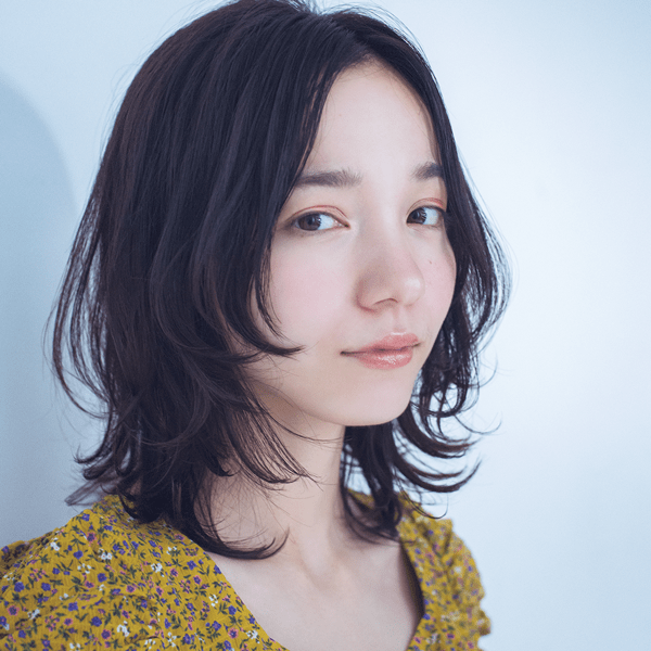 大人こそウルフヘアでモテが叶う！   控えめレイヤーで作る清楚見えミディにメロメロ♡