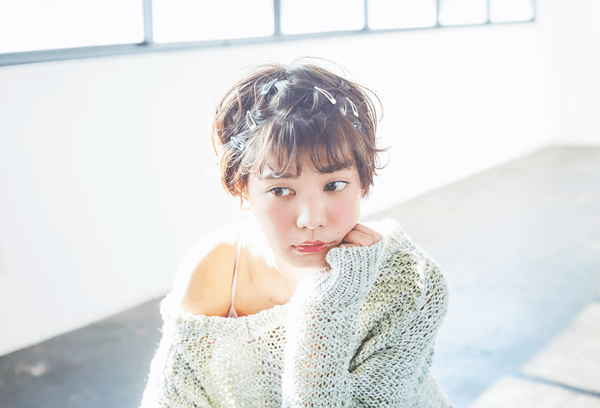 飽きないショートの秘訣、ココにアリ！ヘア小物を駆使したアレンジでおしゃれ上級者に