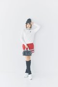 [ワンピを着回し]プルオーバー￥28,600、キャップ￥7,920、レッグウォーマー￥6,600／ビームス ゴルフ　シューズ￥18,700、バッグ￥6,600／アディダス
