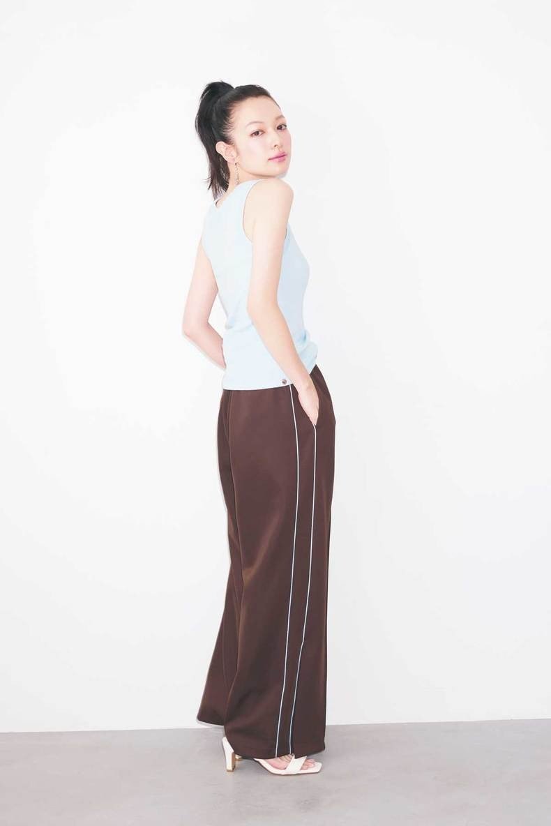 2026春夏｜シーン別・ブルーブラウンコーデ 友達とおでかけ