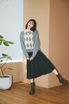 ポロニット／着回し、柄ニット￥3,990、スカート￥3,990／ユニクロ　ブーツ／スタイリスト私物