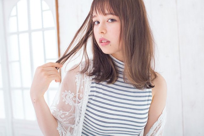 インナーカラーで毛先にピュアな表情を宿らせて