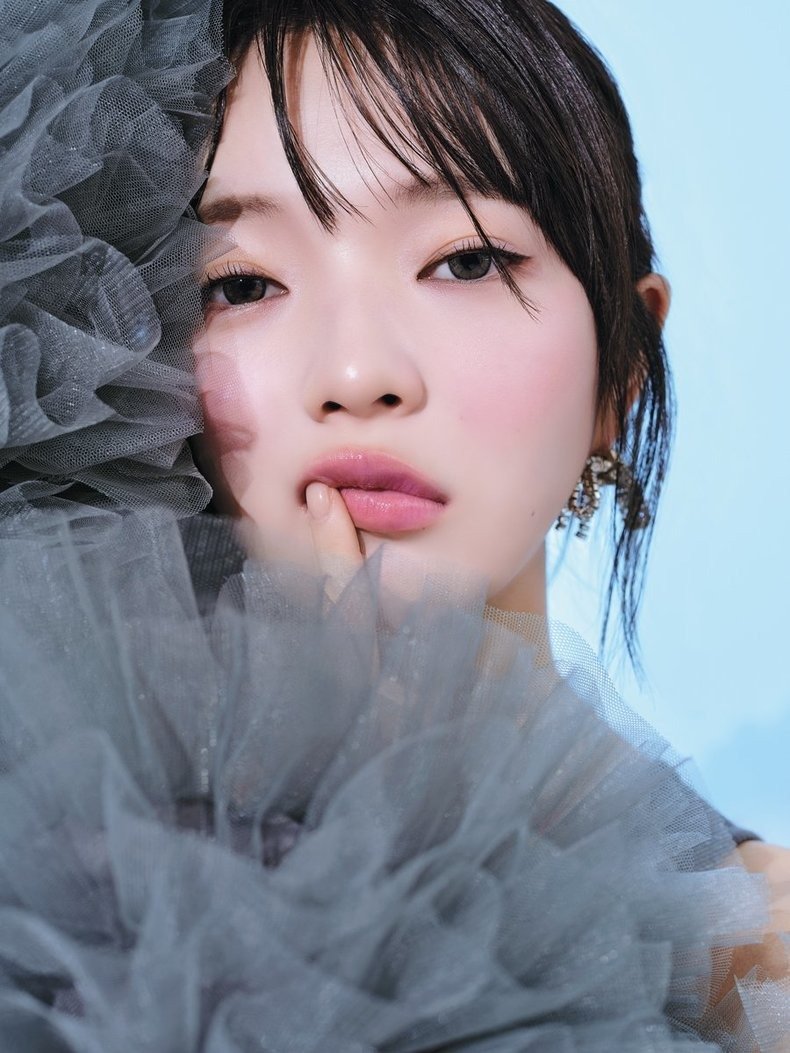 田中芽衣。2025年ar3.4月合併号より