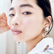 女優・見上愛、ちゅるんとグロスがみずみずしい♡ "異素材感の白レイヤード”でスッキリまとまる【ピリ辛白コーデ】が新鮮。