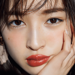 あえてオーバーめに塗ってます♡　強めなメタリックリップは抜け感がキモ