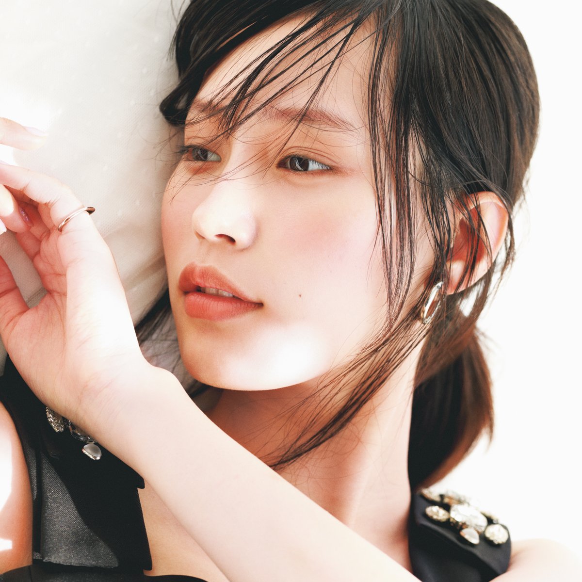 顔の余白にさようなら ポッと色づく頬メイクを南沙良が披露 Arweb アールウェブ
