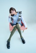 八木アリサ、ar10月号より ボーダーカーデ¥69,300/ガニー ブルーシャツ¥35,200/バウム ウンドヘルガーデン(エスアンドティ) プリーツミニ¥19,189/クランク(エーランド/アダストリア) ヘアピン(大)¥1,430/3.3フィールド トリップ(エーランド/アダストリア) ヘアピン(4個セット)¥1,320/アネモネ(サンポークリエイト) メガネ¥44,000/スプリング ストリングス(ショールーム シャルメール) リング¥3,630/リキュエム ソックス¥4,290/ババコ(ショールームリンクス) ローファー¥28,600/モリーニ(ジャック・オブ・オール・トレーズ プレスルーム)