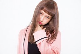 カラーとツヤでオン眉ロングにヌケ感を