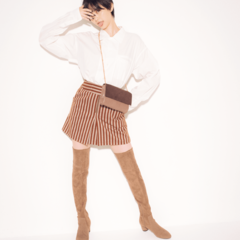 黒は時代遅れ！ニーハイブーツはブラウンやネイビーで細っそり見せがイマドキ