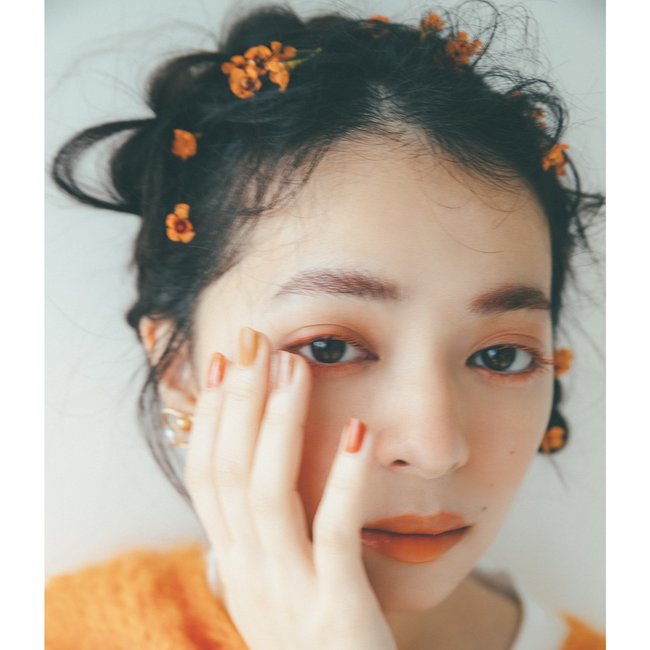 「派手ニットの着こなしはこれが正解！」上國料萌衣×オレンジニットが可愛すぎる