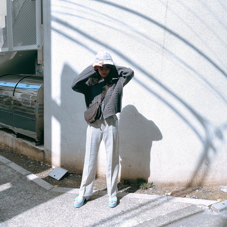 パンツ￥990、カーディガン￥2,490／ジーユー