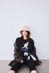 ベルハット[LILY BROWN別注カラー]¥13,970、スウェット¥11,880【LILY BROWN×KANGOL】、ジャケット¥24,970、パンツ¥11,880、バッグ¥14,960、ミュール¥17,930／リリー ブラウン　ソックス／スタイリスト私物