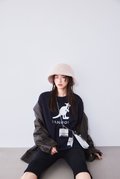 ベルハット[LILY BROWN別注カラー]¥13,970、スウェット¥11,880【LILY BROWN×KANGOL】、ジャケット¥24,970、パンツ¥11,880、バッグ¥14,960、ミュール¥17,930／リリー ブラウン　ソックス／スタイリスト私物