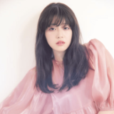 今田美桜「“女の子”じゃなくて“女性”な気分に浸れる」ツヤのあるピンクのワンピース姿で【大人な表情】を披露