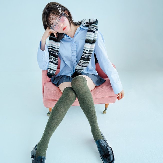 青シャツをイマドキに着る♡ 八木アリサ×玉城ティナがお手本【ブルーシャツコーデ】2選