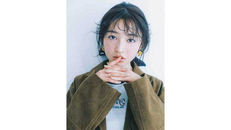 テク要らずで即シャレ見え!つけるだけで一気にオトナ感UPな【スウェードJK×スクエアシュシュ】