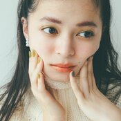 上國料萌衣、”オッドネイル”でほっぺをプニっと♡ニットに映える激かわ【セルフネイル】レシピ