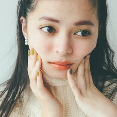 上國料萌衣、”オッドネイル”でほっぺをプニっと♡ニットに映える激かわ【セルフネイル】レシピ