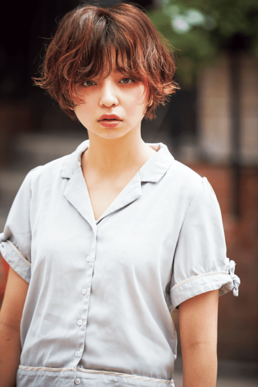 顔まわりに揺れるアンニュイなうざバングで 恋のハッピースマイルに昇格