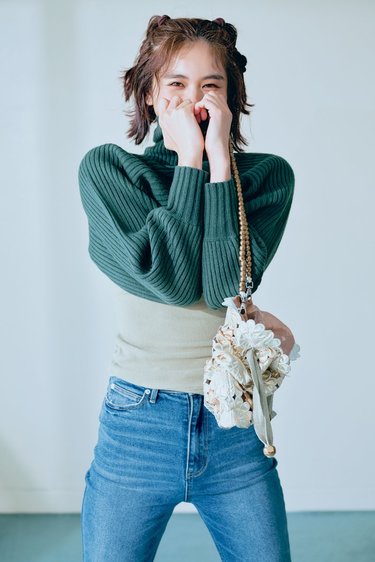 画像 写真 佐藤晴美 太ももの細さが超理想的 定番デニムを旬にアプデする しゃれみメイク Arweb アールウェブ 大好きな人にモテるための髪型 メイク ファッション情報満載