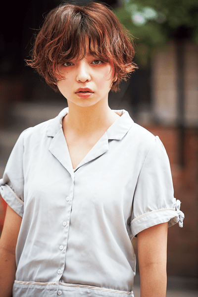 顔まわりに揺れるアンニュイなうざバングで 恋のハッピースマイルに昇格