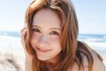 海辺をバックに微笑む畑芽育