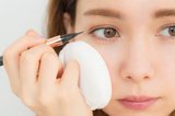 Q.リキッドアイライナーが苦手。上手く引くコツは？  A.パフで手元を固定して少しずつ引いて【メイクQ&A】