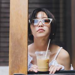 大原優乃「このコーデは私のどタイプです」ブルーのミニワンピで清澄白河に降り立つ♡ 一枚で大活躍の【主役級ミニワンピコーデ】