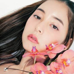 絶妙なラメとツヤ感のバランスが可愛い♡ディオールのコスメを使ってワンランク上の仕上がりに!新木優子が魅せる【じんわり血色感メイク】HOW TO