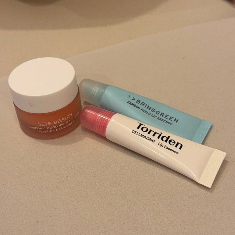 (左)SELFBEAUTY ユニコニック グッドナイト リップマスク、<br>(上)BRINGGREEN バンブーヒアルリップエッセンス、<br>(下)Torriden トリデン セルメイジング コラーゲン リップエッセンス