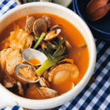 「シメは白米を入れて…♡」まろやかな辛さが絶品！魚介のチゲレシピ【天野っちの今日のごはん】