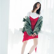 「誰もが振り向く美美美なカラーが可愛すぎ♡」主役感が一気にUP！佐藤栞里が着こなす【秋のカラーワンピコーデ】２選