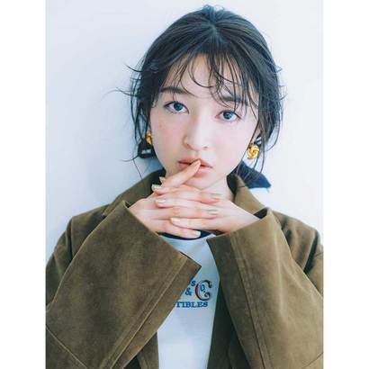 テク要らずで即シャレ見え！つけるだけで一気にオトナ感UPな【スウェードJK×スクエアシュシュ】