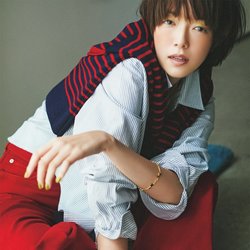 【アミ パリス】秋めくスタイルで街を彩る♡キーカラーの赤を取り入れた新作アイテムを佐藤栞里が華麗に着こなす