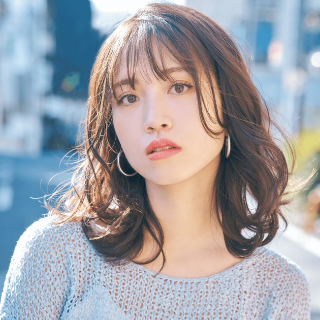 【ミディアム】触れたくなるようなエアリーなウエーブで魅了
